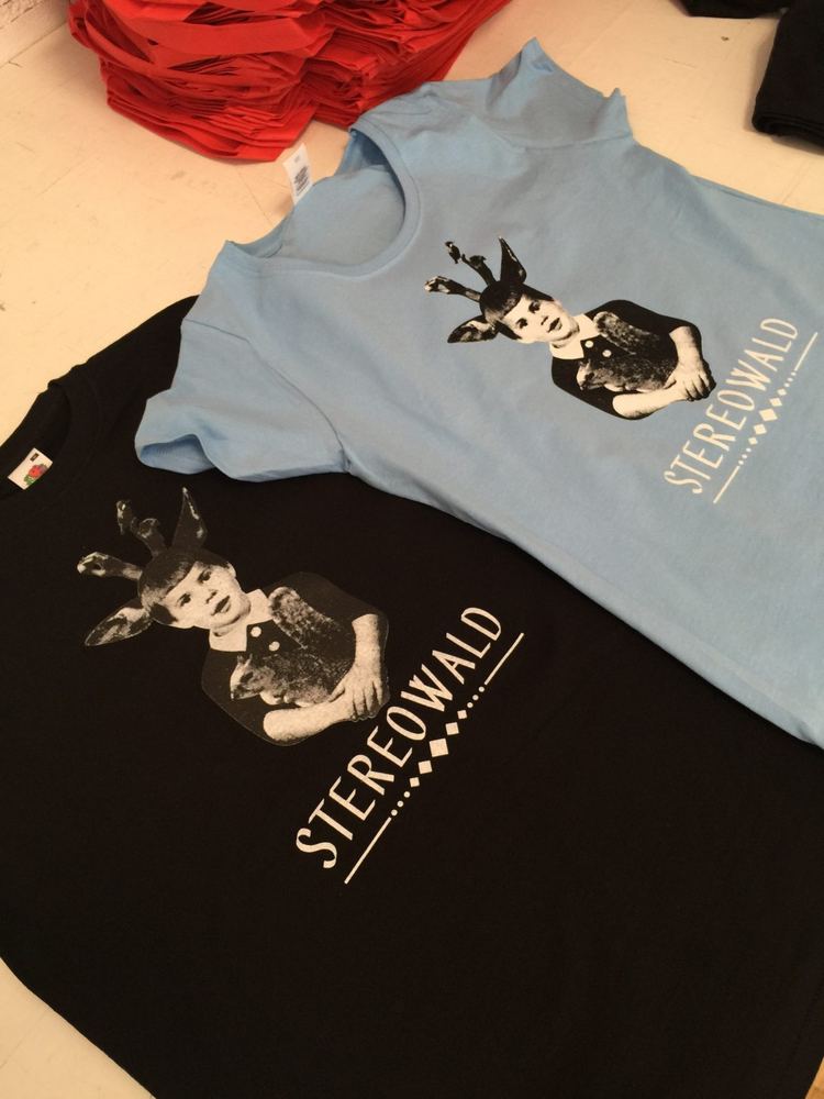 Zwei bedruckte Bandshirts, hellblau und schwarz