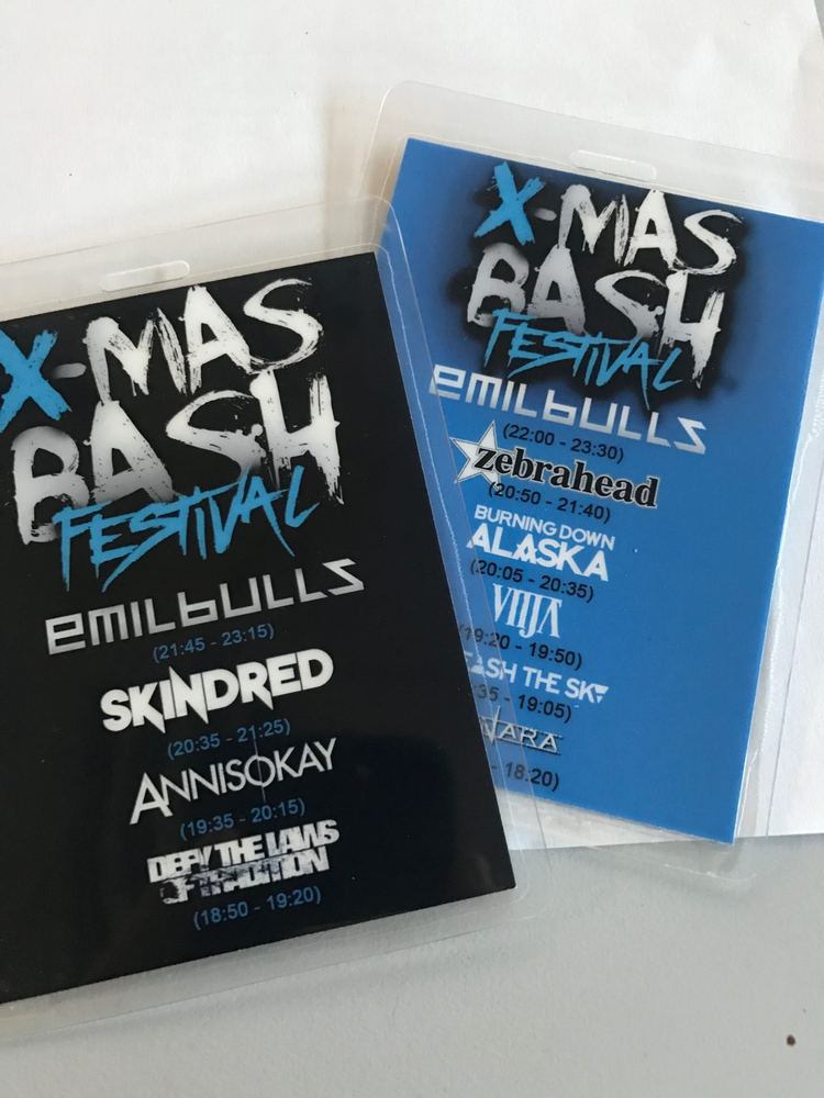 Gedruckte Festivalflyer für das X-Mas Bash Festival