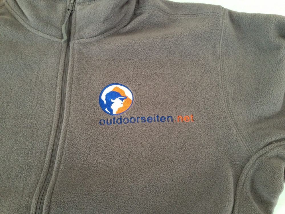 Graue Fleecejacke mit gesticktem Logo