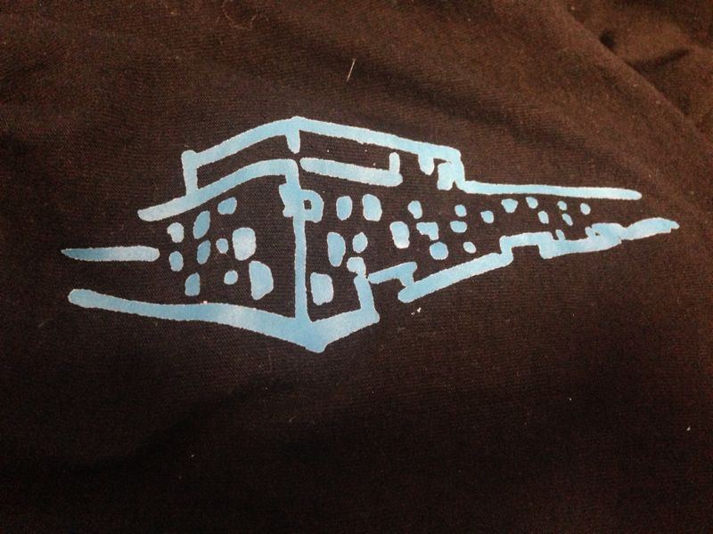 Braunes Shirt mit hellem Blitz-Motiv