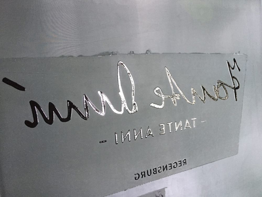 Gestickter Schriftzug auf hellem Textil