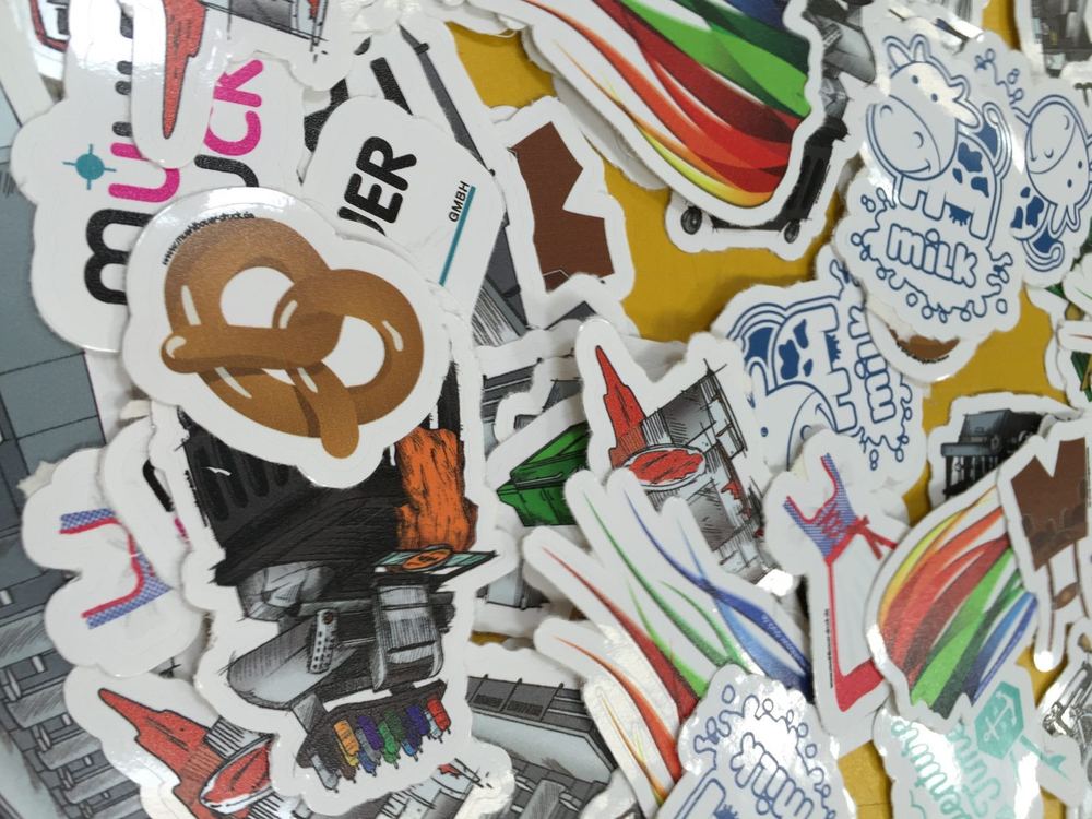 Ein Haufen bunter gestanzter Sticker