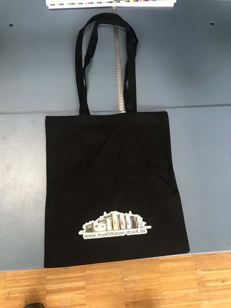 Schwarze Stofftasche mit gestickter Skyline
