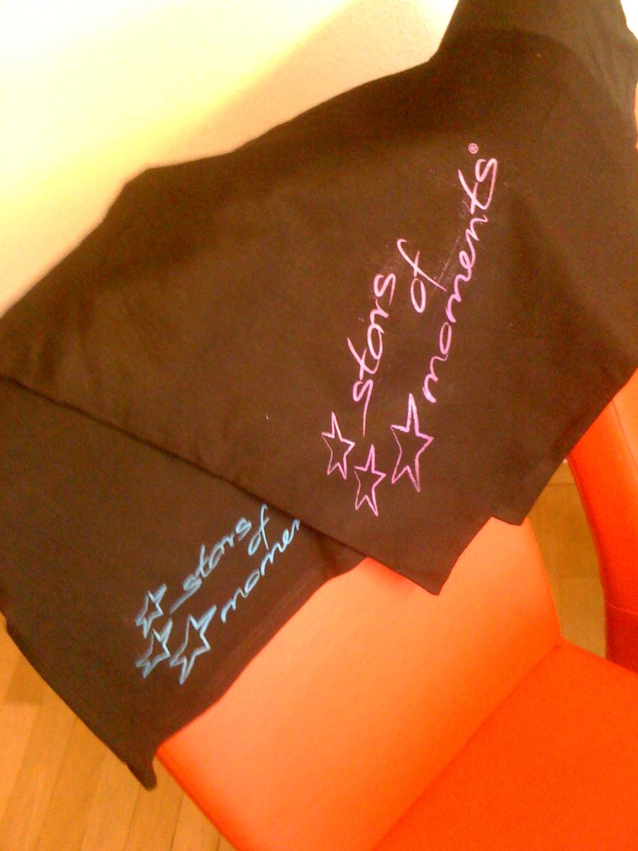 Brauner Stoff mit gesticktem Schriftzug stars of moments