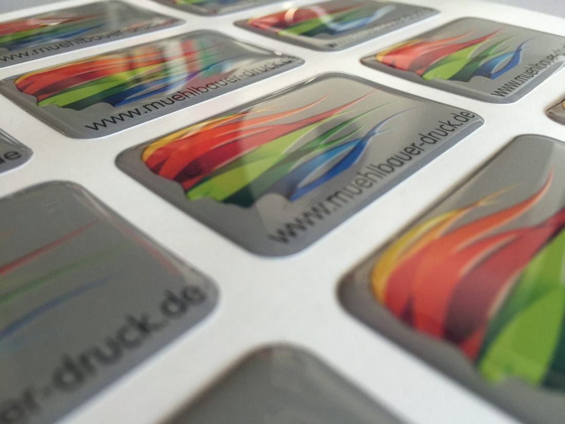 Bunt bedruckte Transferbogen auf dem Tisch